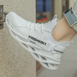 Détail de baskets blanches en maille fly-knit avec semelle lame et lettrage fashion