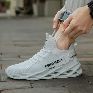 Détail de profil des baskets blanches respirantes en maille avec semelle de type lame