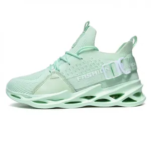 Vue latérale de baskets en tricot vert menthe avec semelle à lame