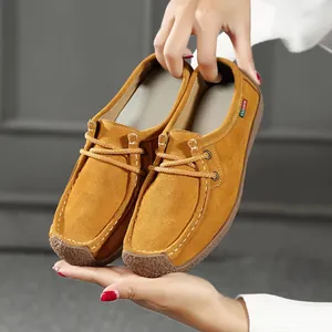 Détail de mocassins en daim jaune moutarde montrant la texture douce et les coutures.