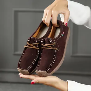 Vue détaillée de la texture des mocassins décontractés en daim marron pour femmes