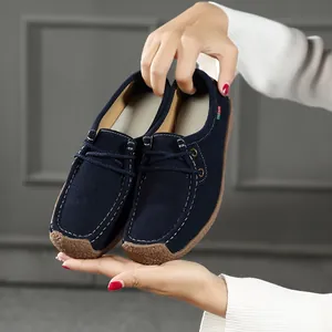 Vue détaillée de mocassins décontractés en daim bleu foncé confortables pour femmes
