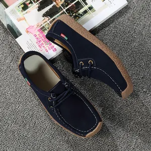 Mocassins décontractés pour femmes en daim bleu marine avec surpiqûres blanches et semelles gomme.