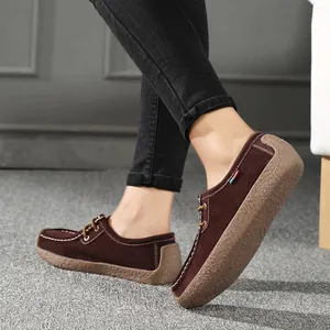 Gros plan sur des chaussures d'escargot en daim marron pour femmes avec semelle en gomme