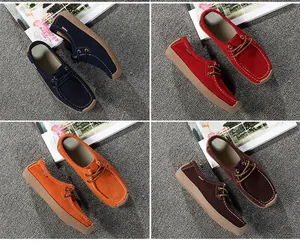 Vue détaillée de mocassins décontractés pour femmes en daim de plusieurs couleurs