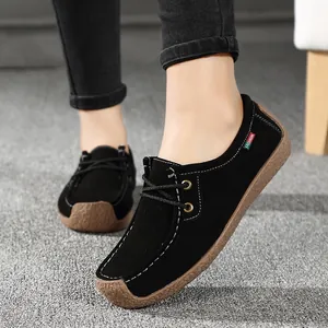 Mocassins en daim noir respirants pour femmes avec semelle marron confortable