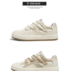 Κοντινό πλάνο μοντέρνων κρεμ χαμηλών sneakers με ένα κομψό λογότυπο αστεριού στο πλάι.