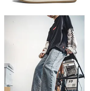Streetwear styling μόδας με μαύρο layering t-shirt και γαλάζιο τζιν παντελόνι denim