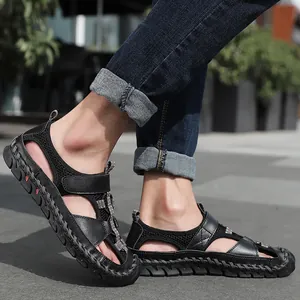 Ademende handgestikte outdoor sandalen voor heren in zwart met ronde neus ontwerp