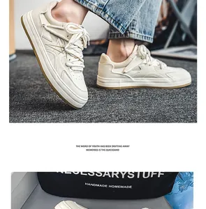 Κοντινό πλάνο κομψών ανδρικών sneakers με λογότυπο αστέρι και λευκά κορδόνια.