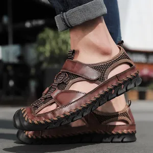Detail van het ademende mesh en de leertextuur van bruine outdoorsandalen voor heren