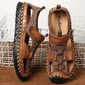 Macrodetail van handgestikte bruine ademende outdoor sandalen voor heren van mesh