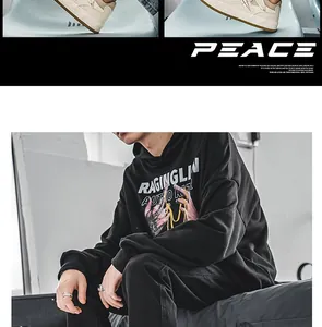 Λεπτομέρεια lifestyle από μοντέρνα λευκά sneakers και μαύρη μπλούζα για άνδρες.
