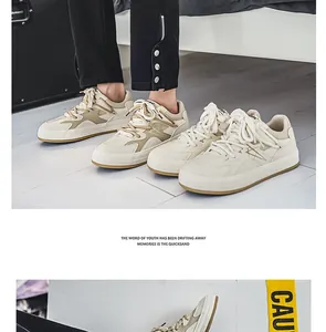 Κομψά κρεμ ανδρικά sneakers με αστέρι στο πλάι και πολύ άνετο σχέδιο με κορδόνια