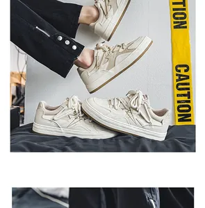 Λεπτομέρεια από κομψά μπεζ χαμηλά sneakers με σχέδιο αστέρι και σόλα πλατφόρμας για άνδρες