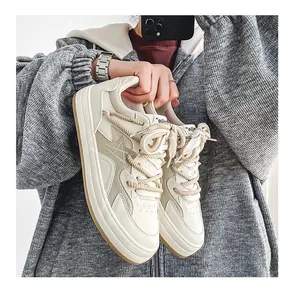 Λεπτομερής όψη λευκών χαμηλών casual sneakers με λογότυπο αστέρι και χοντρά κορδόνια