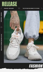 Dettaglio delle sneakers traspiranti da uomo color crema con design a rete traforata stile casual
