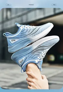 Gedetailleerd overzicht van ademende lichtblauwe flyknit hardloopschoenen met witte zolen