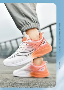 Detailweergave van ademende hardloopschoenen met oranje en wit kleurverloop