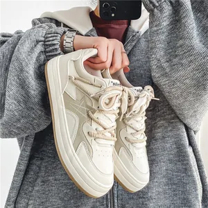 Μοντέρνα ανδρικά casual sneakers σε σπασμένο λευκό με χοντρά κορδόνια και αστέρι