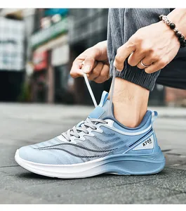 Detail van ademende blauwe mesh hardloopschoenen voor heren met veters.