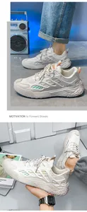 Vista dettagliata delle sneakers casual in mesh bianco con strisce laterali colorate.