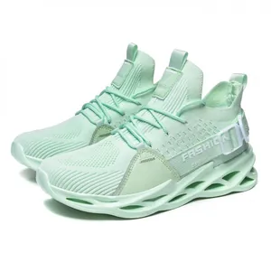 Gros plan des baskets fly-knit vert menthe montrant la texture en maille respirante
