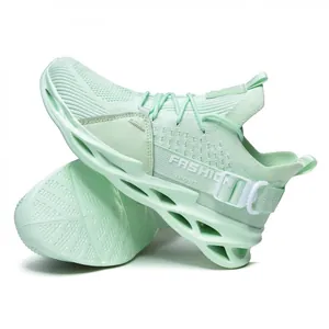 Détail de baskets à lame tissée vert menthe avec mesh respirant et logo de mode