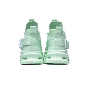 Détail de l'arrière des baskets vert menthe avec semelle lame et maille texturée.