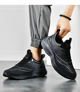 Gedetailleerd overzicht van ademende zwarte hardloopschoenen met A700 PRO logo.