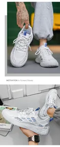 Dettaglio delle sneakers da uomo in mesh bianco traspirante con accenti blu per sport