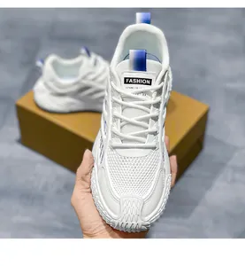 Vista dettagliata delle sneakers in mesh bianco traspirante da uomo con lacci.