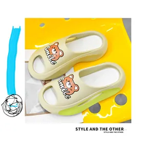 Dettaglio di ciabatte estive beige con orsetto e scritta 'Smile'.