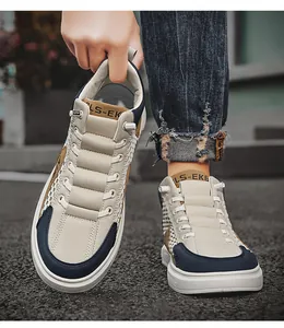 Primo piano di sneakers alte da uomo con pannelli in rete traspirante in stile di strada