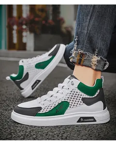 Primo piano di scarpe estive traspiranti in rete con dettagli patchwork verdi e grigi