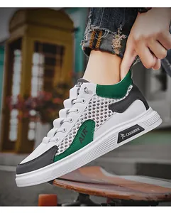 Vista dettagliata delle scarpe da ginnastica traspiranti in mesh bianco e verde da uomo