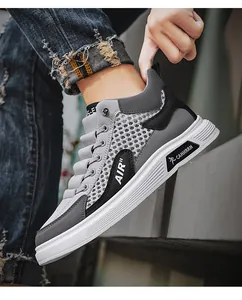 Vista dettagliata delle sneakers alte da uomo in mesh grigio traspirante per l'estate.