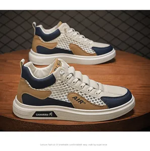 Dettaglio di sneaker alte da uomo in rete traspirante nei colori blu e kaki