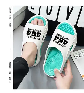 Nahaufnahme weiß-grüner Slipper mit Happiness 404 Text und strukturierter Sohle