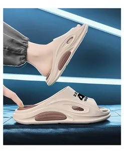 Detailansicht von beigen Herren-Slippern mit dicker Sohle und atmungsaktivem Design