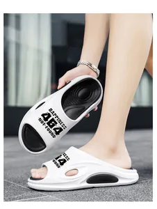 Stilvolle weiß-schwarze Herren-Slipper mit 404 Happiness Not Found Design-Aufdruck
