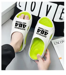 Detailansicht der weiß-neongrünen Sommer-Slipper mit weichen, bequemen Sohlen.