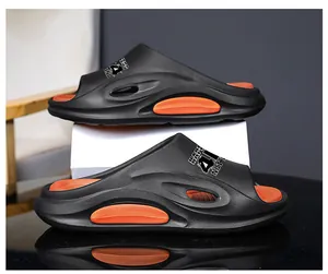 Seitenansicht bequemer Herren-Freizeitschuhe mit dicken orangefarbenen Sohlen und schwarzem Oberteil