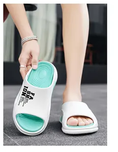 Detailansicht der stylischen weiß-türkisen Sommer-Slipper mit bequemer dicker Sohle