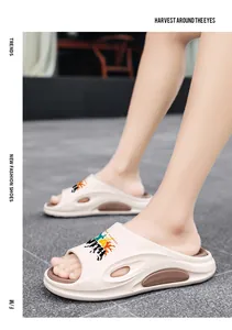 Modische beige Sommer-Slipper mit buntem Graffiti und dicker Cloud-Feeling-Sohle für Herren.