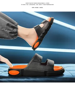 Detailansicht der schwarz-orangen Sport-Sandalen mit dicker Sohle für den Strandurlaub