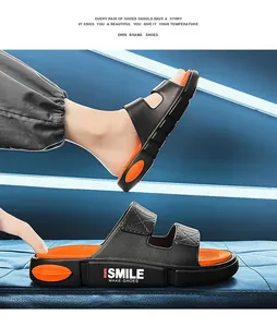 Detailansicht der schwarz-orangen Sport-Sandalen mit SMILE-Logo an der Sohlenseite.