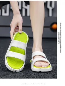Detailaufnahme von rutschfesten Herren-Sommersandalen mit weißem Riemen und grün