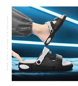 Stylische Herren-Sandalen in Schwarz und Grau mit weicher Sohle für den Außenbereich.