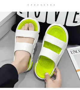Detailansicht der sportlichen weiß-grünen Sandalen mit dicker rutschfester Sohle